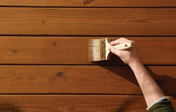 Cần phải sơn lại gỗ sau 1 năm sử dụng giúp gỗ sáng bóng và hạn chế nấm mốc
