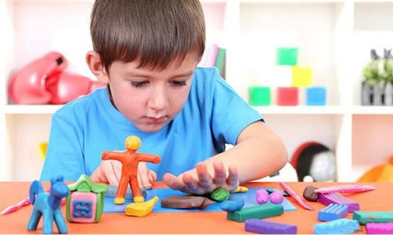 Bột nặn là một trong những món đồ chơi phổ biến mà bố mẹ chọn mua cho con trai