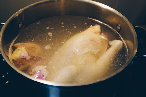 Cho gà vào nước lạnh rồi đun sôi sẽ giúp gà chín đều, không bị nứt da
