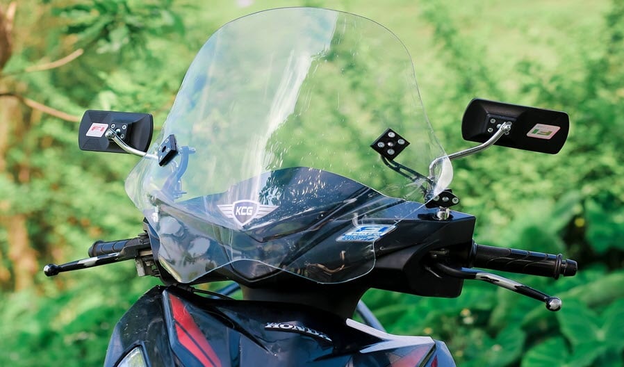 Những điều cần biết khi chọn mua kính chắn gió xe máy