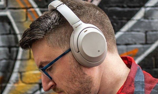 Kiểu dáng hiện đại và tính năng thông minh nên top tai nghe Bluetooth đem đến sự trải nghiệm thú vị