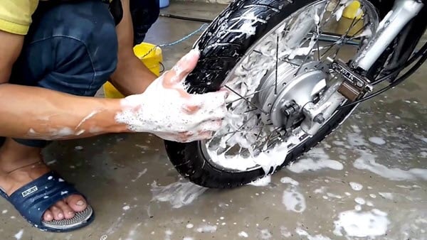 Rửa xe tay ga không nên sử dụng nước tẩy rửa tại gia đình vì có độ kềm cao
