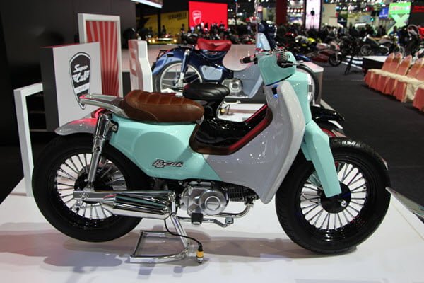 Honda Little Cub 50cc được trang bị máy 4 thì, xylanh đơn, dung tích 49cc và sử dụng hộp số tròn 4 cấp