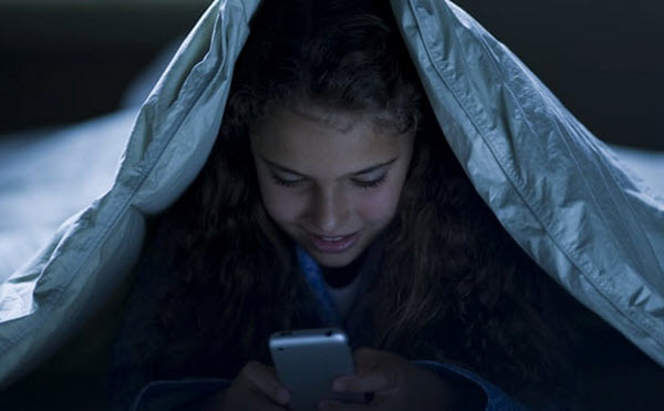 Chơi điện thoại vào buổi tối ảnh hưởng xấu đến sức khỏe của trẻ