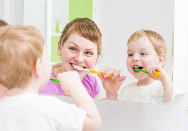 Đánh răng cùng con