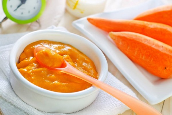 Bột cà rốt và khoai tây là món ăn dặm phổ biến dành cho bé