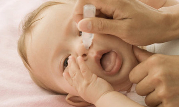 Cách chữa nghẹt mũi cho trẻ bằng nước muối sinh lý