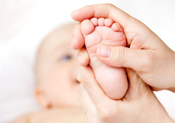 Cách chữa nghẹt mũi cho trẻ bằng cách thoa tinh dầu vào lòng bàn chân